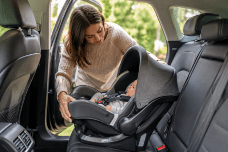 O que observar antes de comprar um bebê conforto? Veja segurança, instalação, tamanho, certificação e limites de uso.