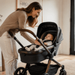 Carrinho de bebê com ajuste de altura é vantajoso? Entenda benefícios ergonômicos, conforto e limitações do recurso.