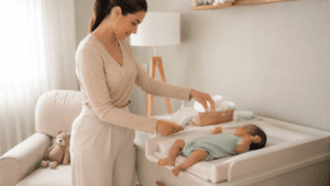 Por que a fralda vaza pelas pernas? Entenda causas como tamanho, ajuste, absorção e posição da fralda no bebê.