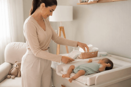 Por que a fralda vaza pelas pernas? Entenda causas como tamanho, ajuste, absorção e posição da fralda no bebê.