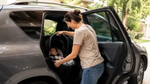 Qual bebê conforto é indicado para recém-nascidos? Entenda posição, tamanho, ajuste e critérios essenciais de segurança.
