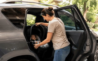 Qual bebê conforto é indicado para recém-nascidos? Entenda posição, tamanho, ajuste e critérios essenciais de segurança.