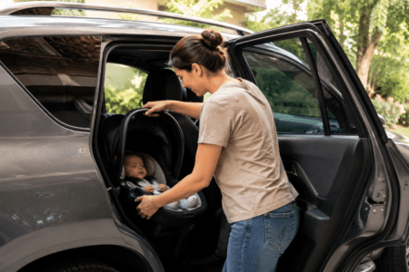 Qual bebê conforto é indicado para recém-nascidos? Entenda posição, tamanho, ajuste e critérios essenciais de segurança.