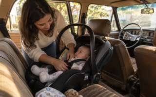 Carro antigo pode usar bebê conforto com segurança? Entenda cintos, ISOFIX, instalação e cuidados para proteger o bebê.