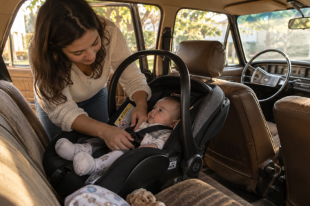 Carro antigo pode usar bebê conforto com segurança? Entenda cintos, ISOFIX, instalação e cuidados para proteger o bebê.