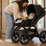 Carrinho de bebê com rodas grandes é mais confortável? Entenda como rodas, suspensão e terreno afetam o conforto.