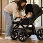 Carrinho de bebê com rodas grandes é mais confortável? Entenda como rodas, suspensão e terreno afetam o conforto.