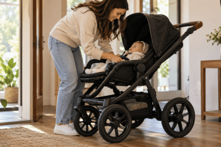 Carrinho de bebê com rodas grandes é mais confortável? Entenda como rodas, suspensão e terreno afetam o conforto.