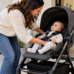 Carrinho de bebê com apoio para os pés faz diferença? Entenda como o recurso influencia conforto, postura e segurança.