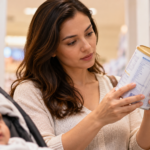 O que comparar no rótulo antes de comprar fórmula infantil? Saiba avaliar idade, ingredientes, nutrientes e segurança.